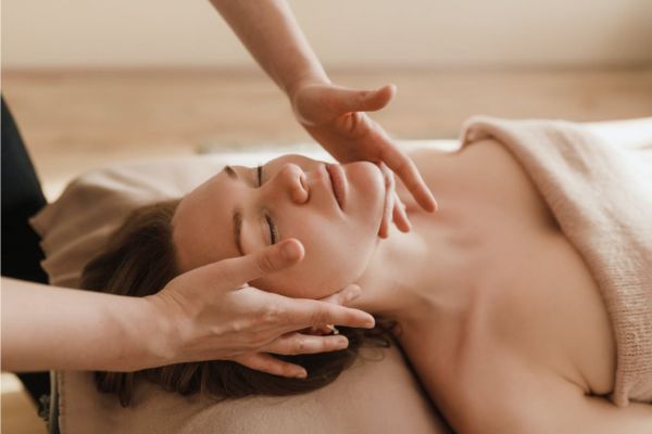 Propojení technik reflexní masáže a klasické masáže vedoucí k uvolnění nejen fyzického těla a podporující regeneraci organismu